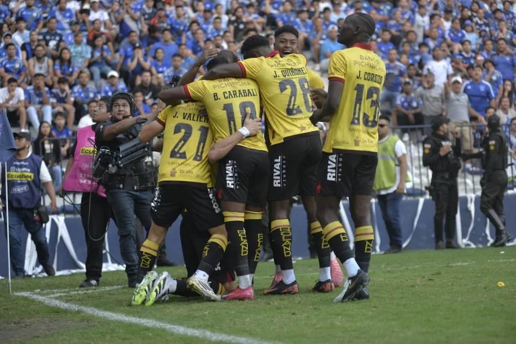 Emelec cae goleado 4 - 0 por un Barcelona dominante en el clásico del astillero